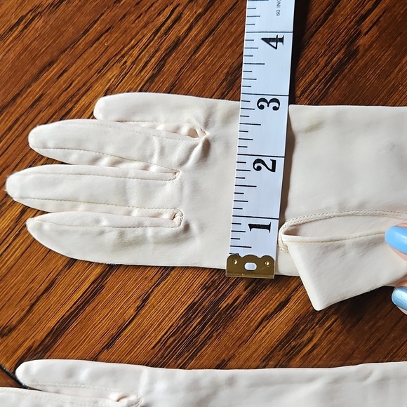 Vintage Cream Nylon 14-Inch Ladies Gloves, Size 6.5 - Picture 15 of 16